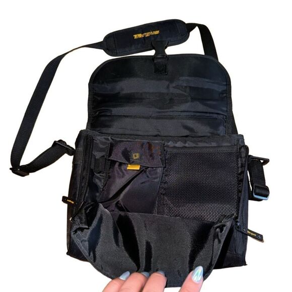 Targus CityGear Atlanta Messenger Mini Case - Picture 7 of 13